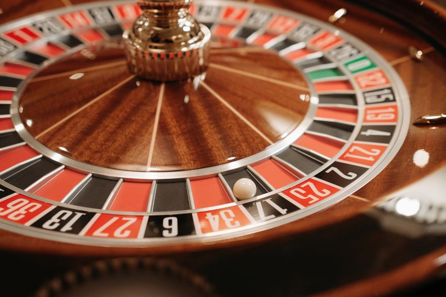 Krupiérka s kartami - baccarat live